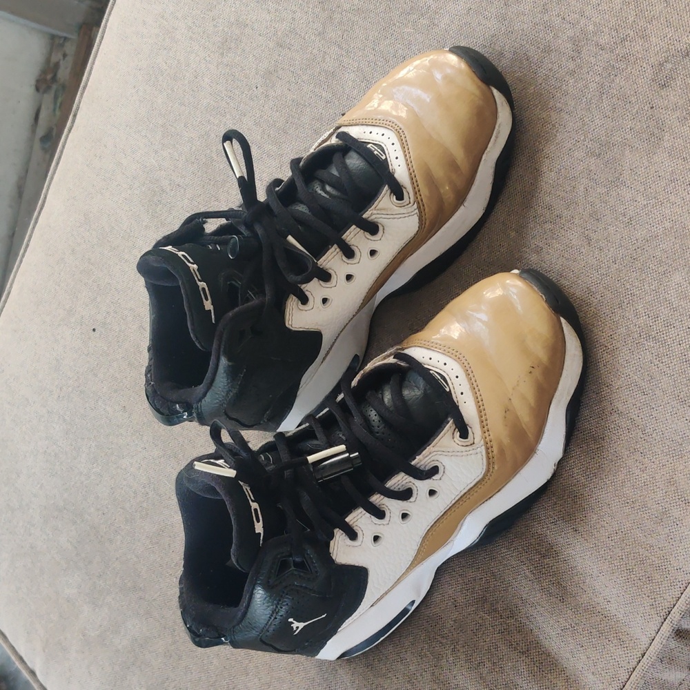 Nike Air Jordan B’loyal Size 5Y CT1604-100 Black/White/Gold.  Pre-owned